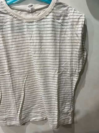 Camiseta de niña a rayas del Zara