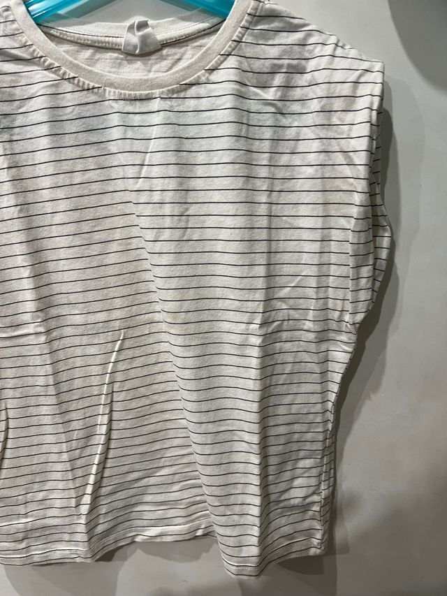 Camiseta de niña a rayas del Zara