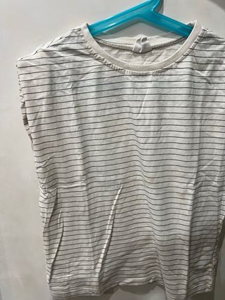 Camiseta de niña a rayas del Zara