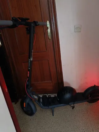 Patinete eléctrico negro