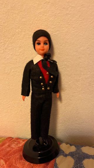 Muñeco de traje negro y rojo