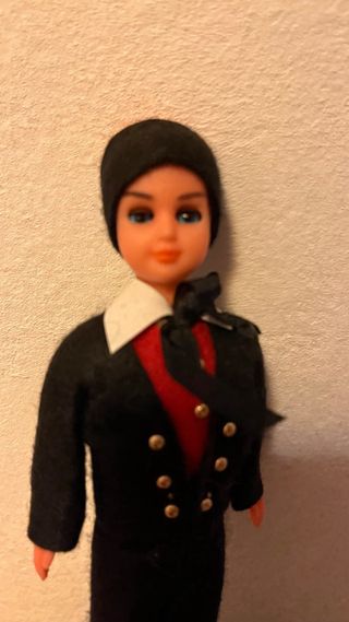 Muñeco de traje negro y rojo