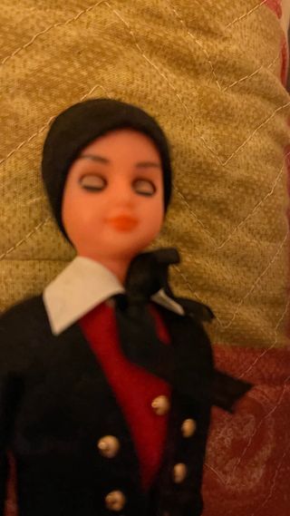 Muñeco de traje negro y rojo