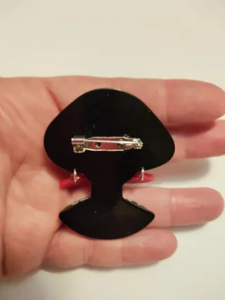 Broche chica con gafas ajedrez