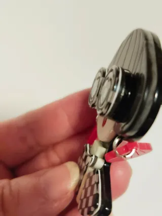 Broche chica con gafas ajedrez