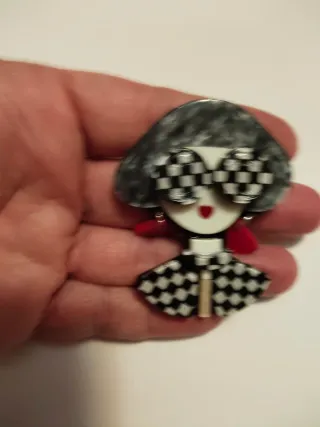 Broche chica con gafas ajedrez