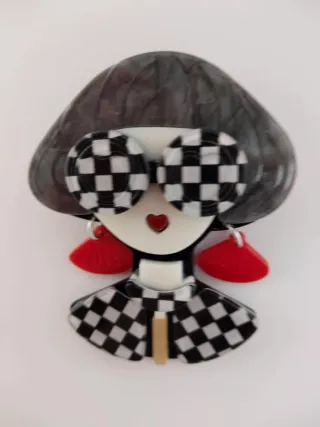 Broche chica con gafas ajedrez