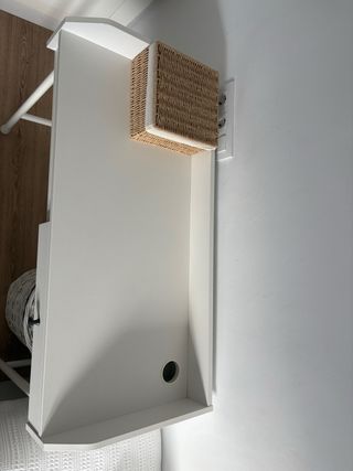 Scrivania IKEA bianca con cesto in vimini