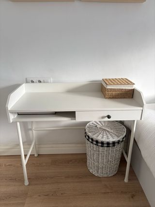 Scrivania IKEA bianca con cesto in vimini