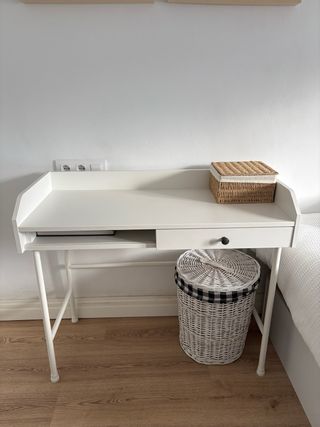 Scrivania IKEA bianca con cesto in vimini