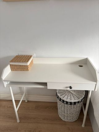Scrivania IKEA bianca con cesto in vimini
