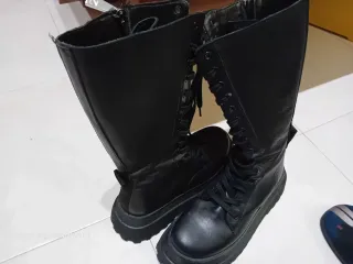 Botas altas negras con cordones