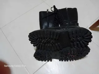 Botas altas negras con cordones