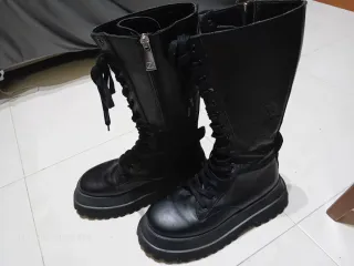 Botas altas negras con cordones