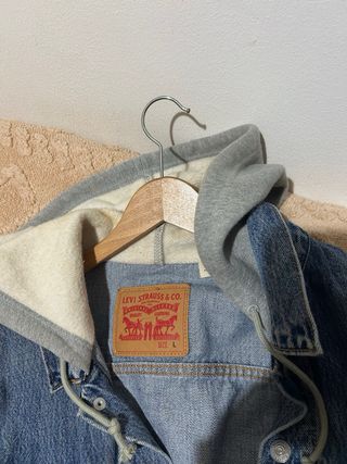 Cazadora Levi's vaquera con capucha gris
