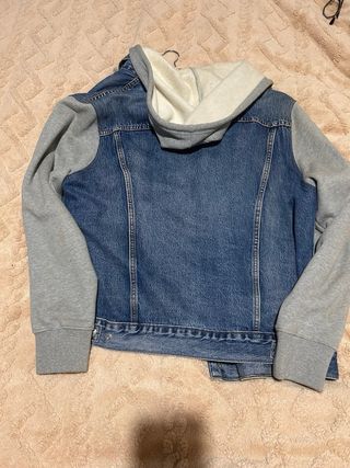 Cazadora Levi's vaquera con capucha gris