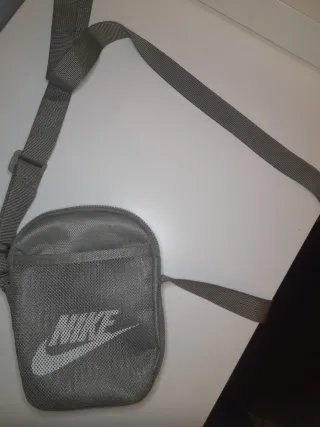Bandolera Nike Gris