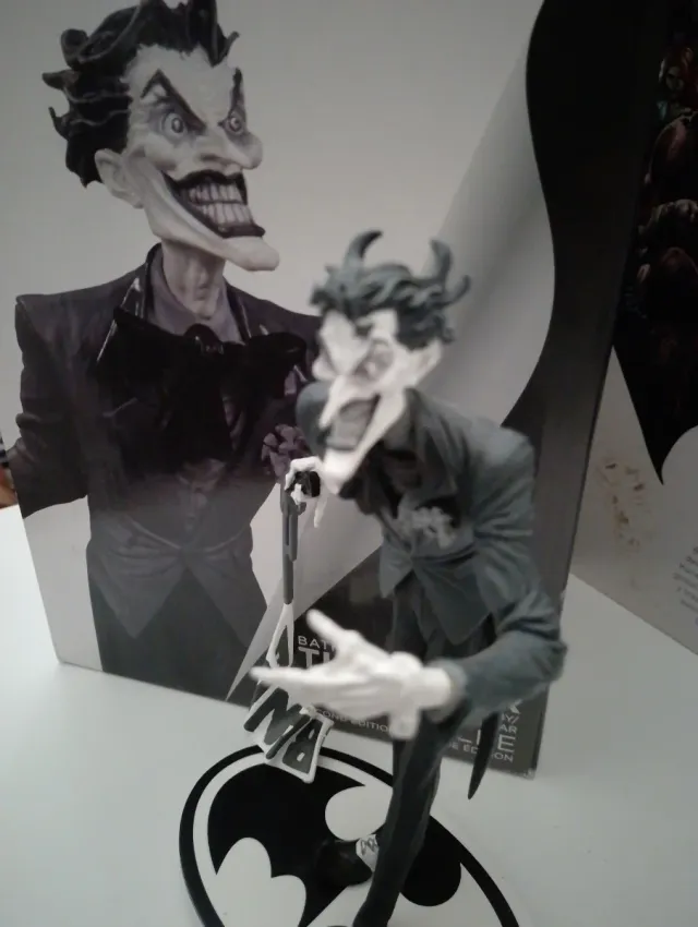 Figura Joker Batman Black and White (DC Direct)