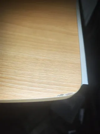 Mesa de ordenador de madera con ruedas