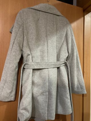Abrigo Bershka gris