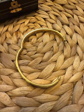 Brazalete de oro con diseño geométrico