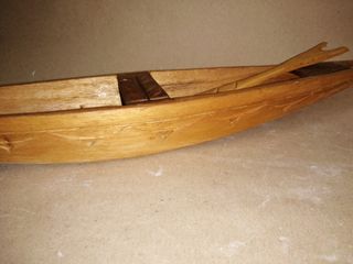 Maqueta de canoa de madera
