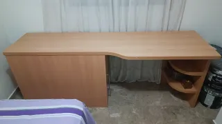 Mesa de estudio larga.