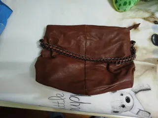 Bolso marrón.