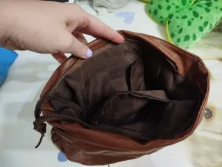 Bolso marrón.
