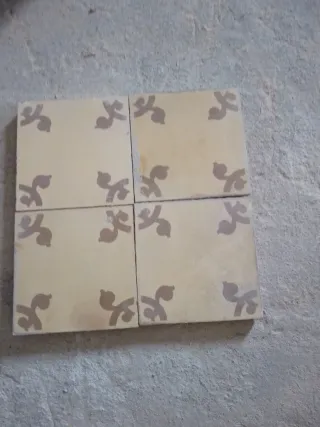 Suelo hidráulico vintage con diseño floral