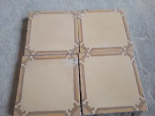 Suelo hidráulico vintage con diseño floral