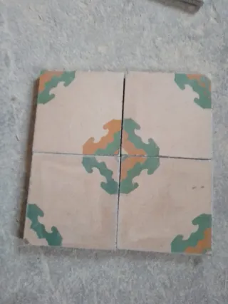 Suelo hidráulico vintage con diseño floral