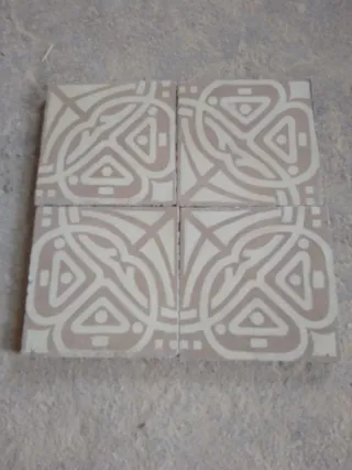 Suelo hidráulico vintage con diseño floral