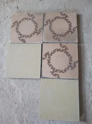 Suelo hidráulico vintage con diseño floral