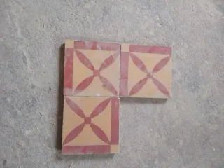 Suelo hidráulico vintage con diseño floral