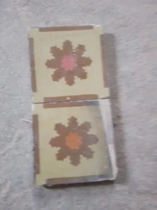 Suelo hidráulico vintage con diseño floral