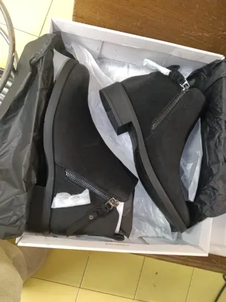 Botines negros con cremallera