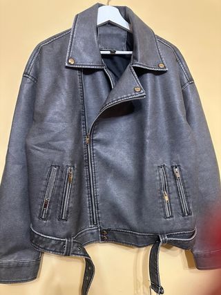 Chaqueta efecto piel gris