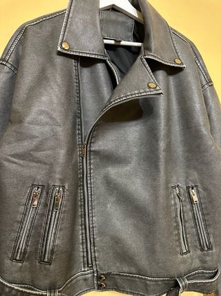 Chaqueta efecto piel gris