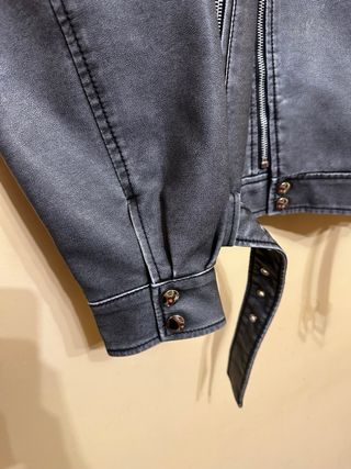 Chaqueta efecto piel gris