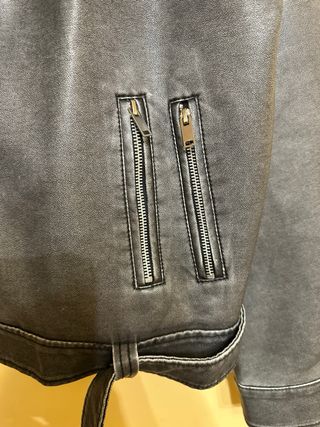 Chaqueta efecto piel gris