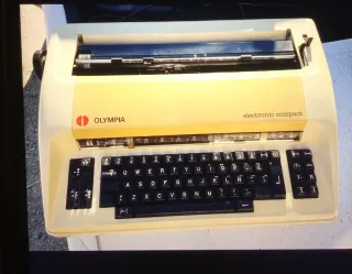 Máquina de escribir Olympia electrónica