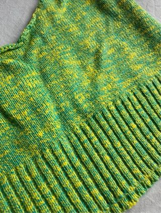 Top de punto verde y amarillo