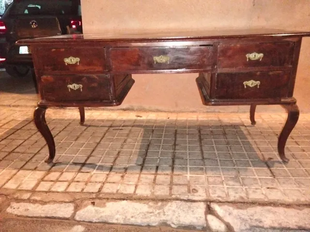 Escritorio antiguo de madera