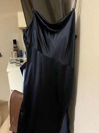 Vestido de raso largo por debajo de la rodilla