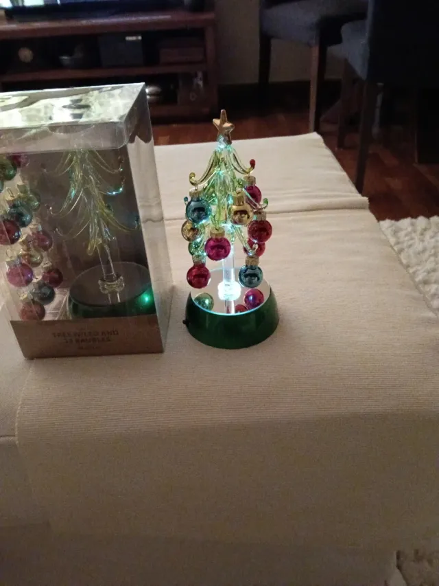 Árbol de cristal con luces y bolas 8x18 cm