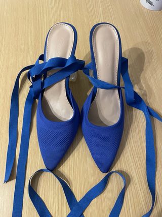 Tacones azules de mujer con lazo