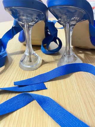 Tacones azules de mujer con lazo