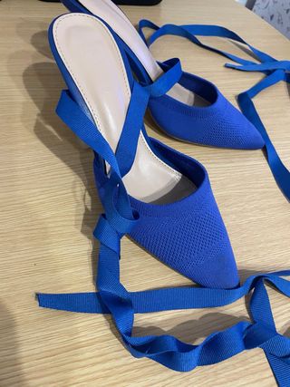 Tacones azules de mujer con lazo