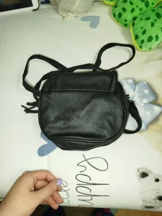 Bolso negro bandolera con trenzado.